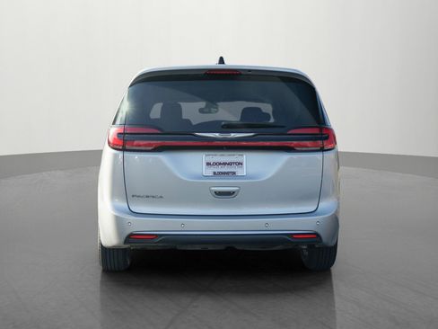 Used 2024 Chrysler Pacifica Touring-L image 6