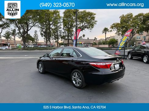 Used 2017 Toyota Camry SE w/ Moonroof Package FWD image 5