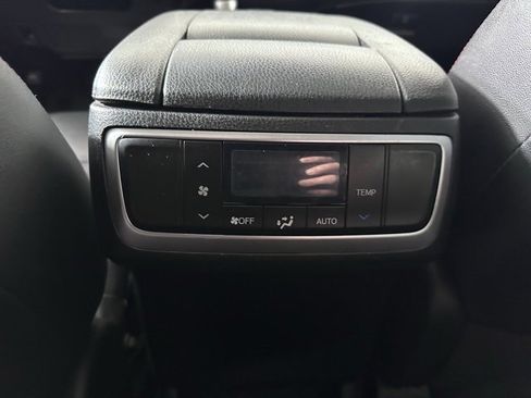 Used 2019 Toyota Highlander SE image 21