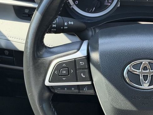 Used 2023 Toyota Highlander LE FWD image 12