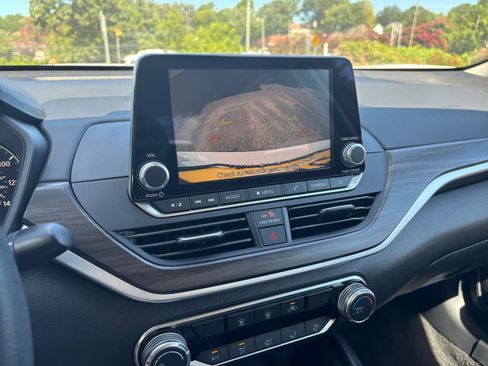 Used 2025 Nissan Altima 2.5 SV FWD image 17