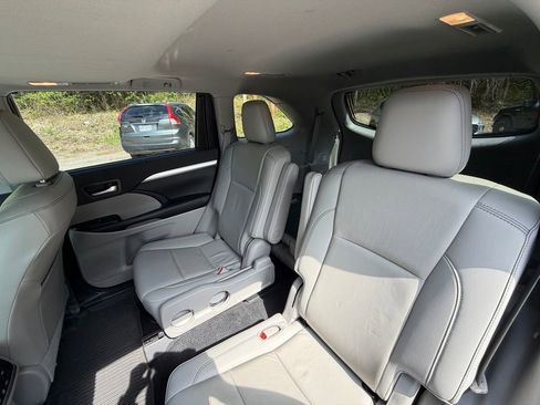 Used 2019 Toyota Highlander XLE AWD/4WD image 5
