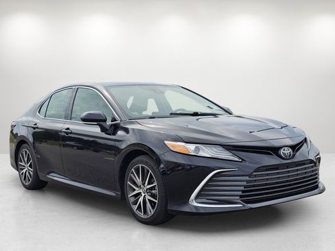 Used 2022 Toyota Camry XLE w/ Carpet Mat Package (TMS) FWD image 3