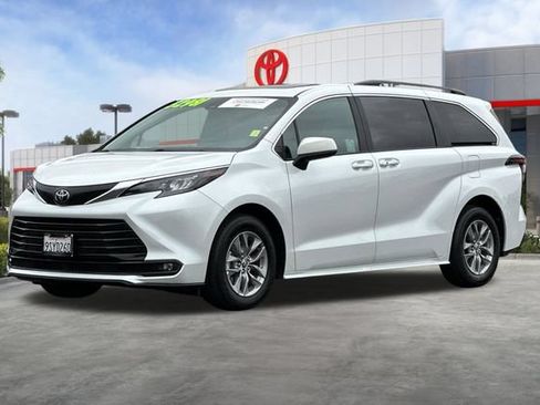 Certified 2026 Toyota Sienna XLE FWD image 10