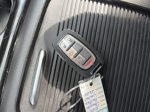 Used 2025 Chrysler Pacifica Limited FWD image 58