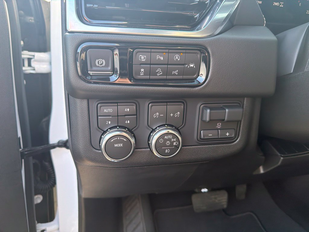 Used 2026 GMC Yukon XL Elevation w/ Elevation Premium Package AWD/4WD image 19
