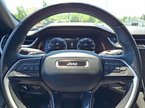 Used 2022 Jeep Grand Cherokee Altitude AWD/4WD image 17