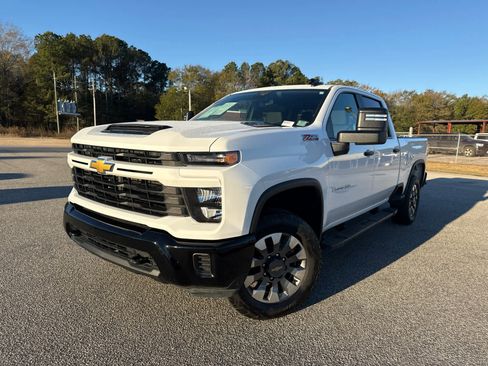 Used 2024 Chevrolet Silverado 2500 Custom w/ Z71 Off-Road Package image 2