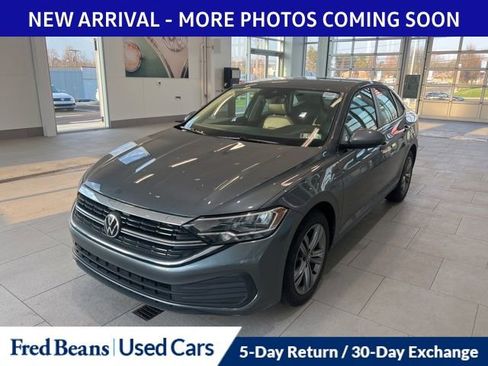 Used 2024 Volkswagen Jetta SE image 2