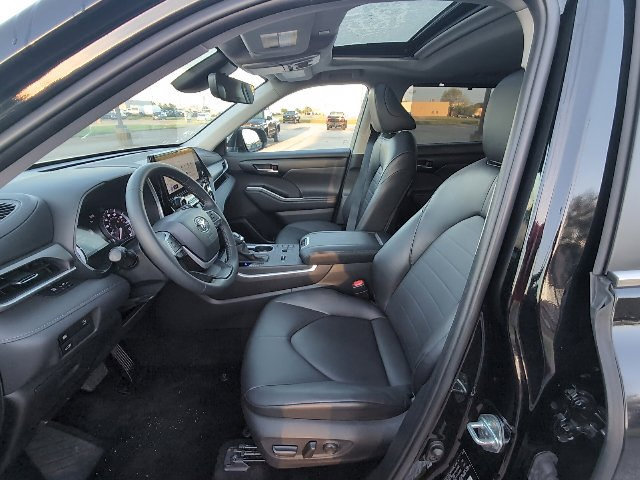 Used 2025 Toyota Highlander XLE FWD image 14
