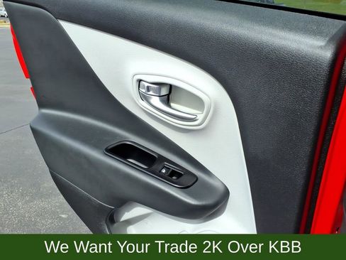 Used 2022 Jeep Renegade Latitude w/ Convenience Group AWD/4WD image 16