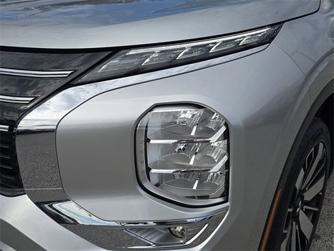 Used 2025 Mitsubishi Outlander SE image 10