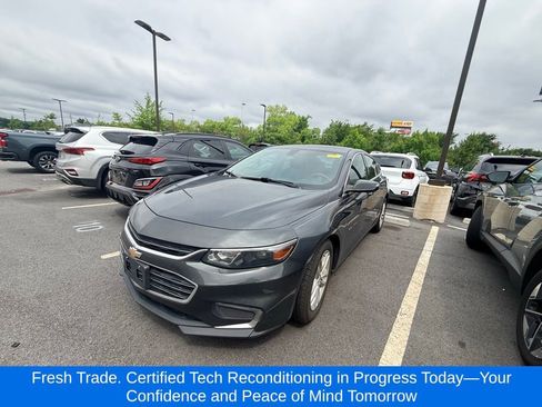 Used 2017 Chevrolet Malibu LT FWD image 1