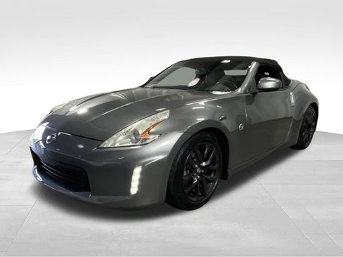 Used 2014 Nissan 370Z Touring RWD image 4