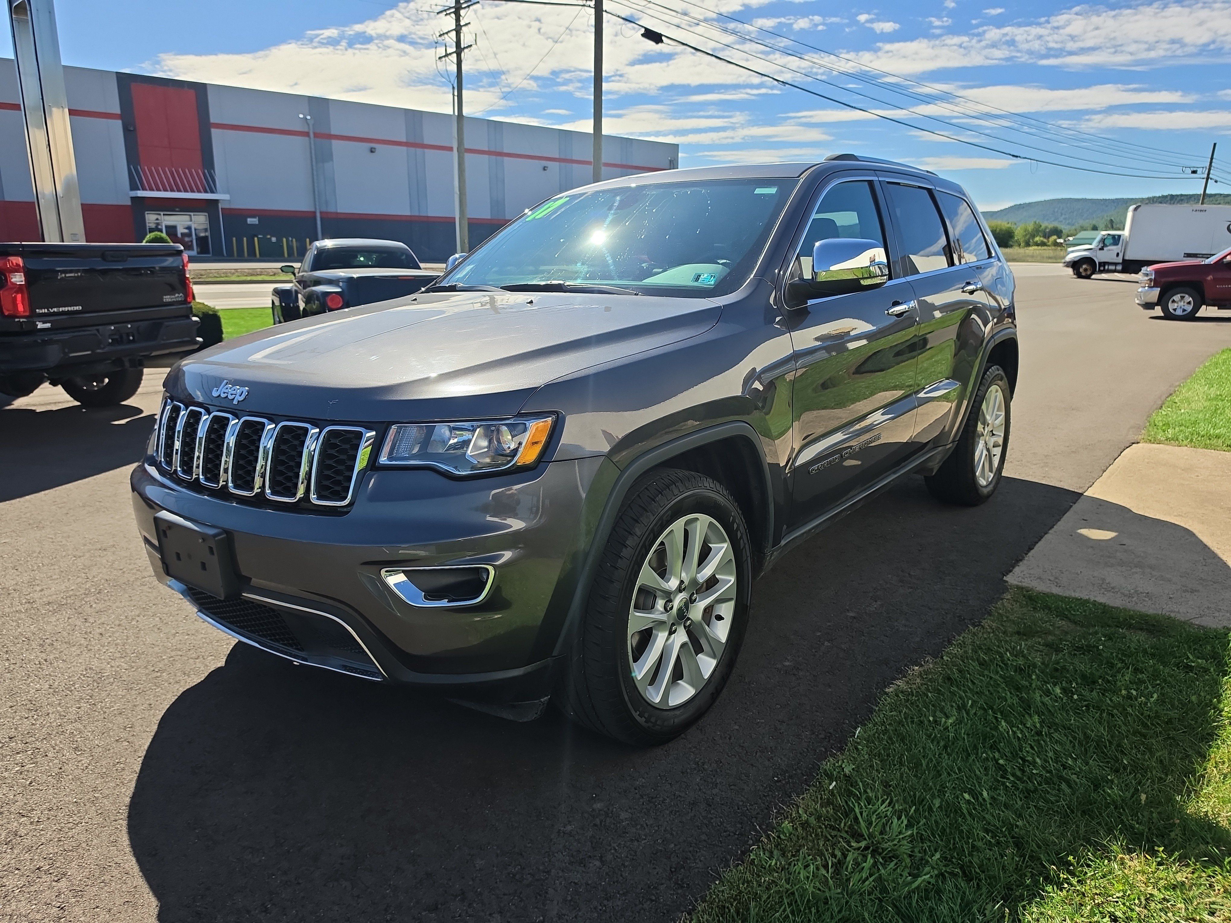 Used 2017 Jeep Grand Cherokee Limited AWD/4WD image 8