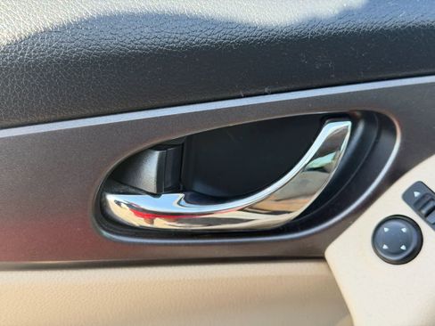 Used 2016 Nissan Rogue SV image 8