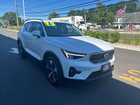 Certified 2025 Volvo XC40 B5 Plus AWD/4WD image 6