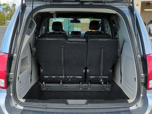 Used 2019 Dodge Grand Caravan SXT image 12