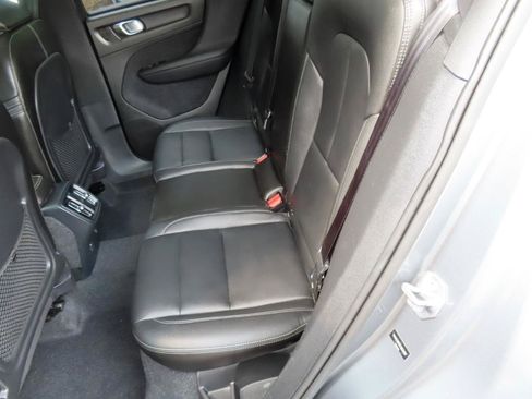 Used 2019 Volvo XC40 T4 Momentum FWD image 12