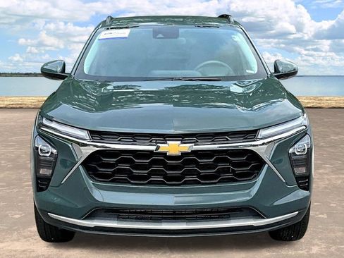 Used 2025 Chevrolet Trax LT FWD image 2