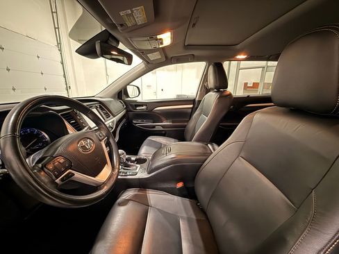 Used 2018 Toyota Highlander XLE image 17