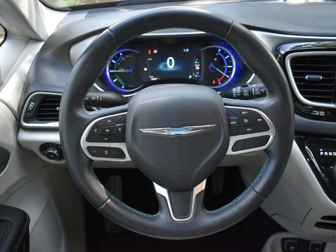 Used 2018 Chrysler Pacifica Touring-L FWD image 14