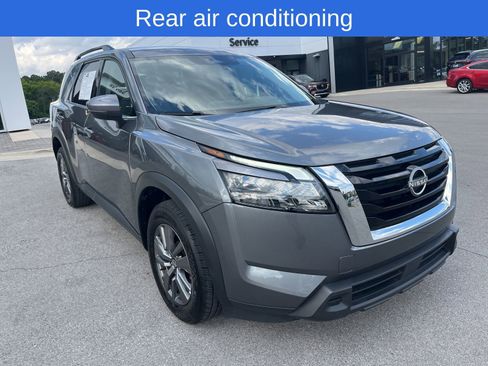 Used 2025 Nissan Pathfinder SV FWD image 3