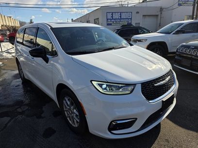Used 2025 Chrysler Pacifica Select