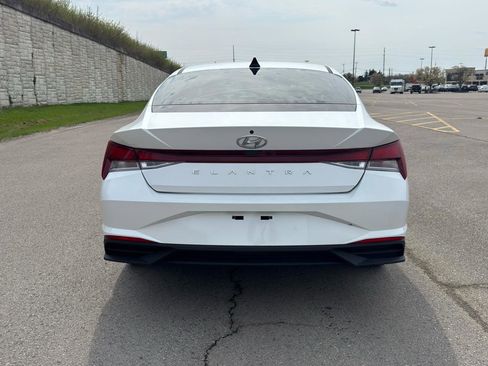 Used 2021 Hyundai Elantra SE image 4