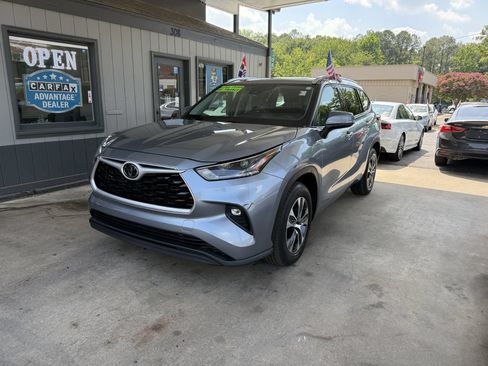 Used 2021 Toyota Highlander XLE FWD image 1