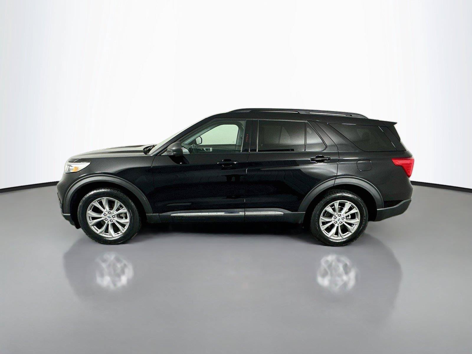 Used 2023 Ford Explorer XLT w/ Equipment Group 202A AWD/4WD image 8