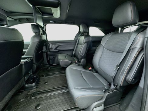 Used 2022 Toyota Sienna XSE w/ XSE Plus Package FWD image 16
