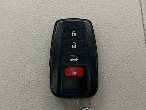 Used 2019 Toyota Camry XLE FWD image 23