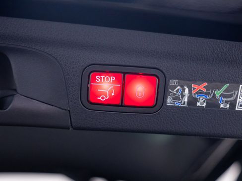 Used 2025 Mercedes-Benz GLE 350 4MATIC image 34