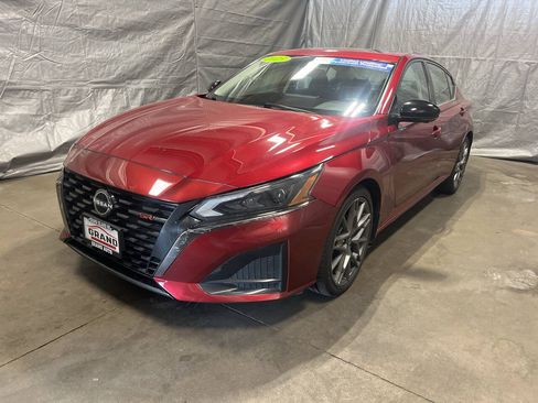 Used 2023 Nissan Altima 2.0 SR FWD image 3