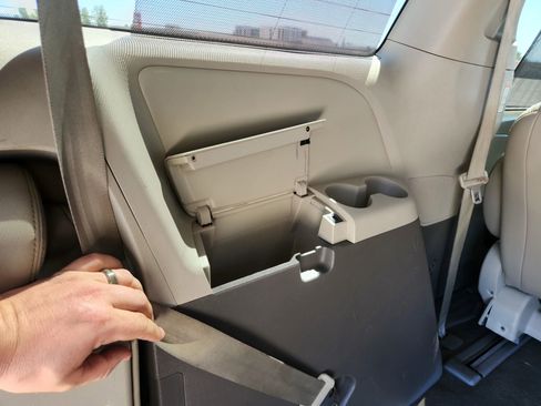 Used 2015 Toyota Sienna XLE w/ XLE Navigation Package image 21