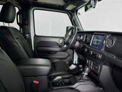 Used 2018 Jeep Wrangler Unlimited Sahara AWD/4WD image 33