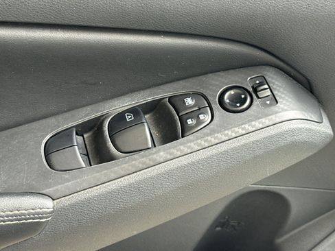 Used 2025 Nissan Altima 2.5 SV FWD image 14