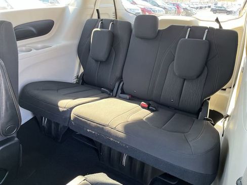 Used 2017 Chrysler Pacifica LX image 27