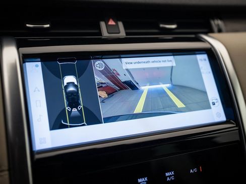 Used 2022 Land Rover Discovery Sport SE image 29