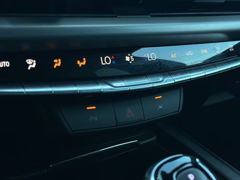 Used 2025 Cadillac XT4 Premium Luxury image 37