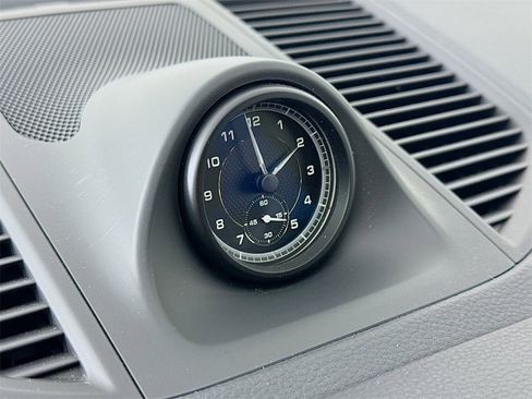 Certified 2025 Porsche Macan image 18