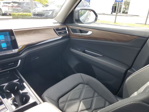 Used 2025 Volkswagen Atlas SE image 15