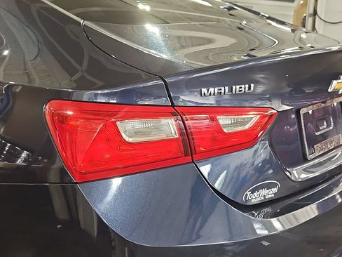 Used 2017 Chevrolet Malibu LT FWD image 38