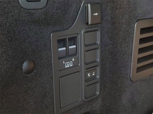 New 2026 Land Rover Discovery Limited Edition image 33