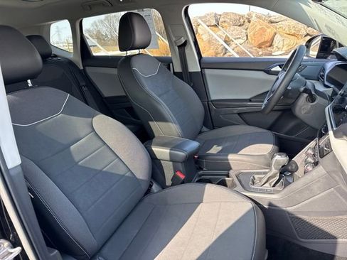 Used 2023 Volkswagen Taos SE w/ Panoramic Sunroof Package image 12