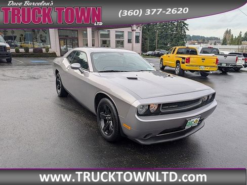 Used 2013 Dodge Challenger SXT image 1