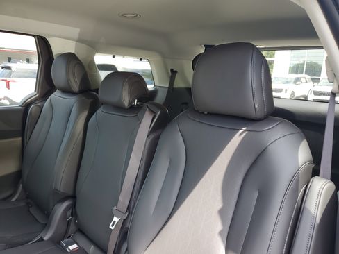 New 2026 Kia Carnival EX image 11