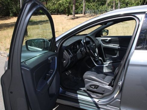 Used 2016 Volvo XC60 T6 R-Design Platinum w/ Climate Package AWD/4WD image 5