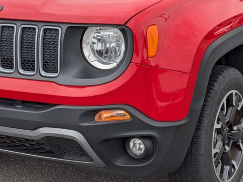 Used 2023 Jeep Renegade Latitude AWD/4WD image 9